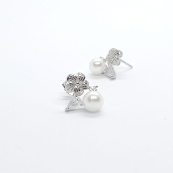 pearl with silver flower earring - Image 2