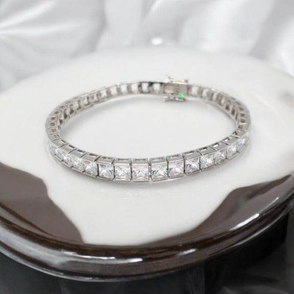 Iconic silver Bracelet with white stone